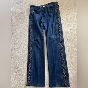 Great Jeans with cognac leather laces on both sides.